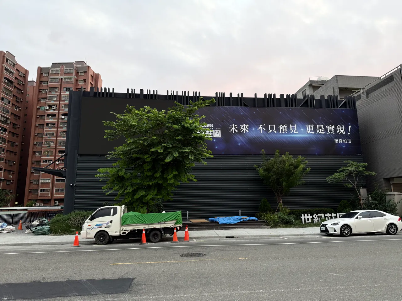 「恒鹏世纪庄园」已封盘2次，但社区整体均价仍在43万元，6字头算极端少数。叶家铭摄