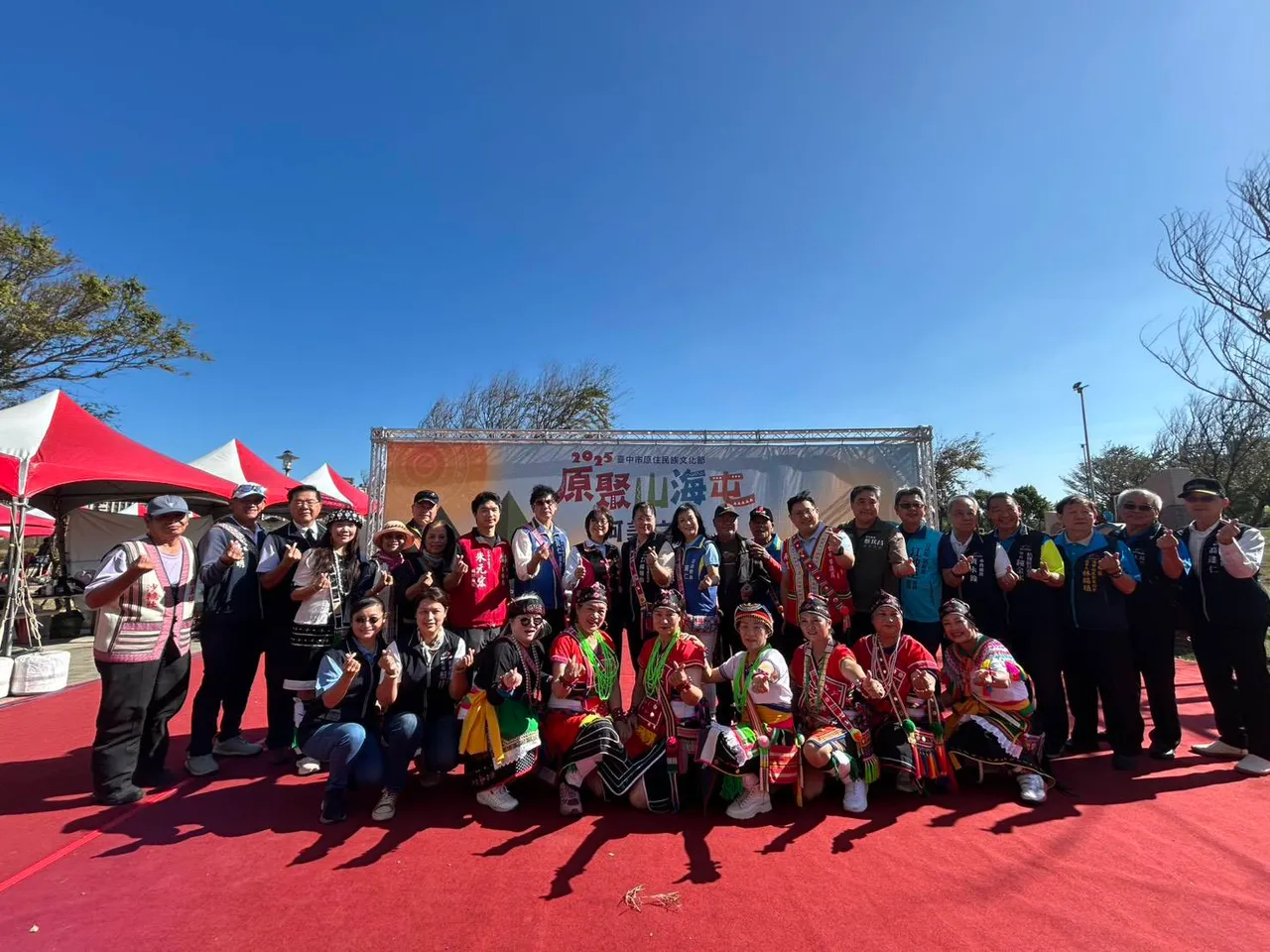 主办单位与表演团体大合照。市府提供