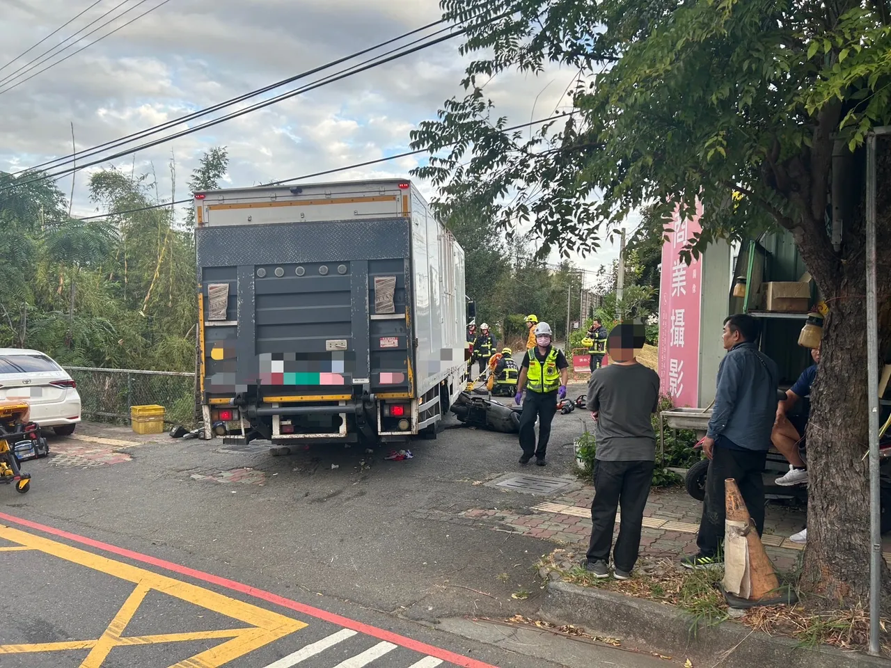 两人救出时，骑士已经明显死亡。翻摄照片