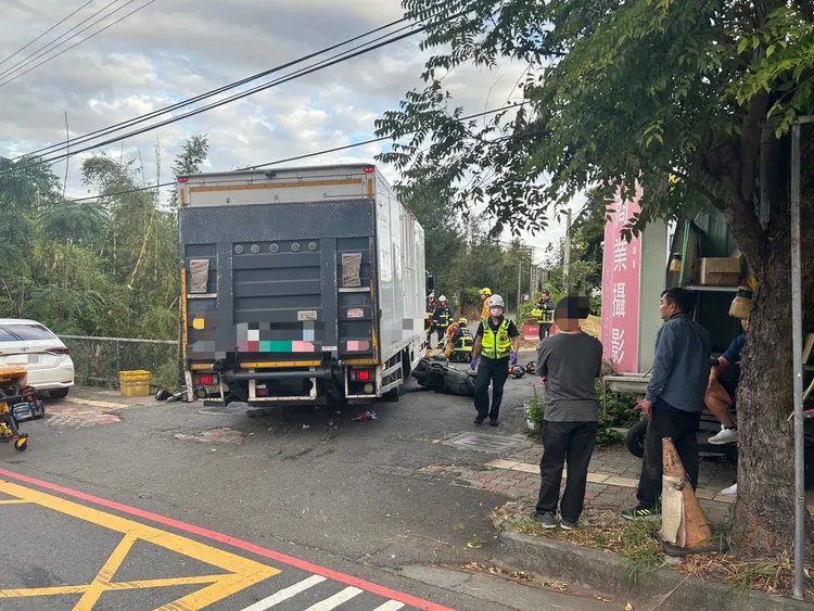 兩人救出時，騎士已經明顯死亡。翻攝照片