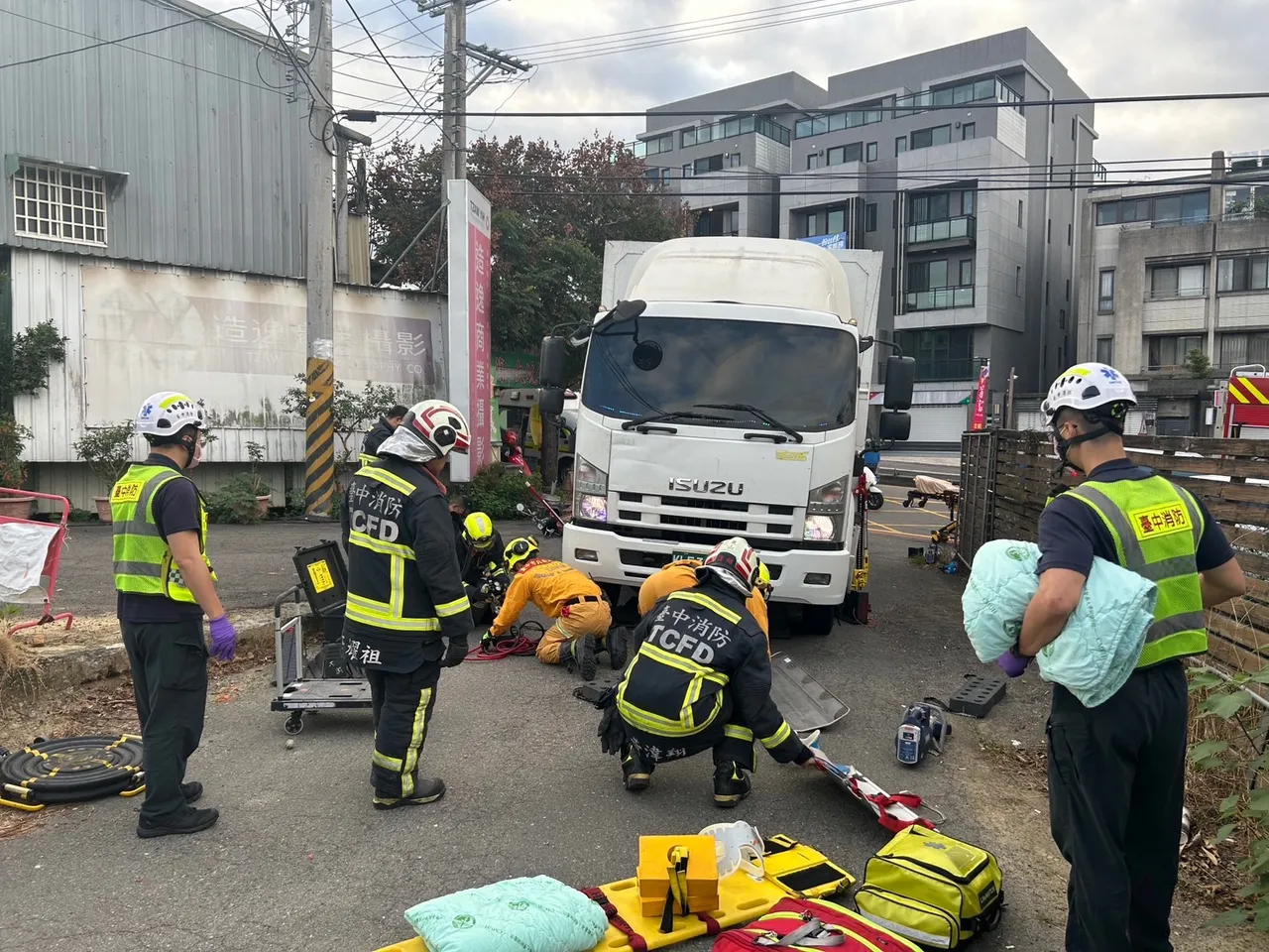 台中物流车右转撞直行双载机车　女骑士卷车底酿1死1伤