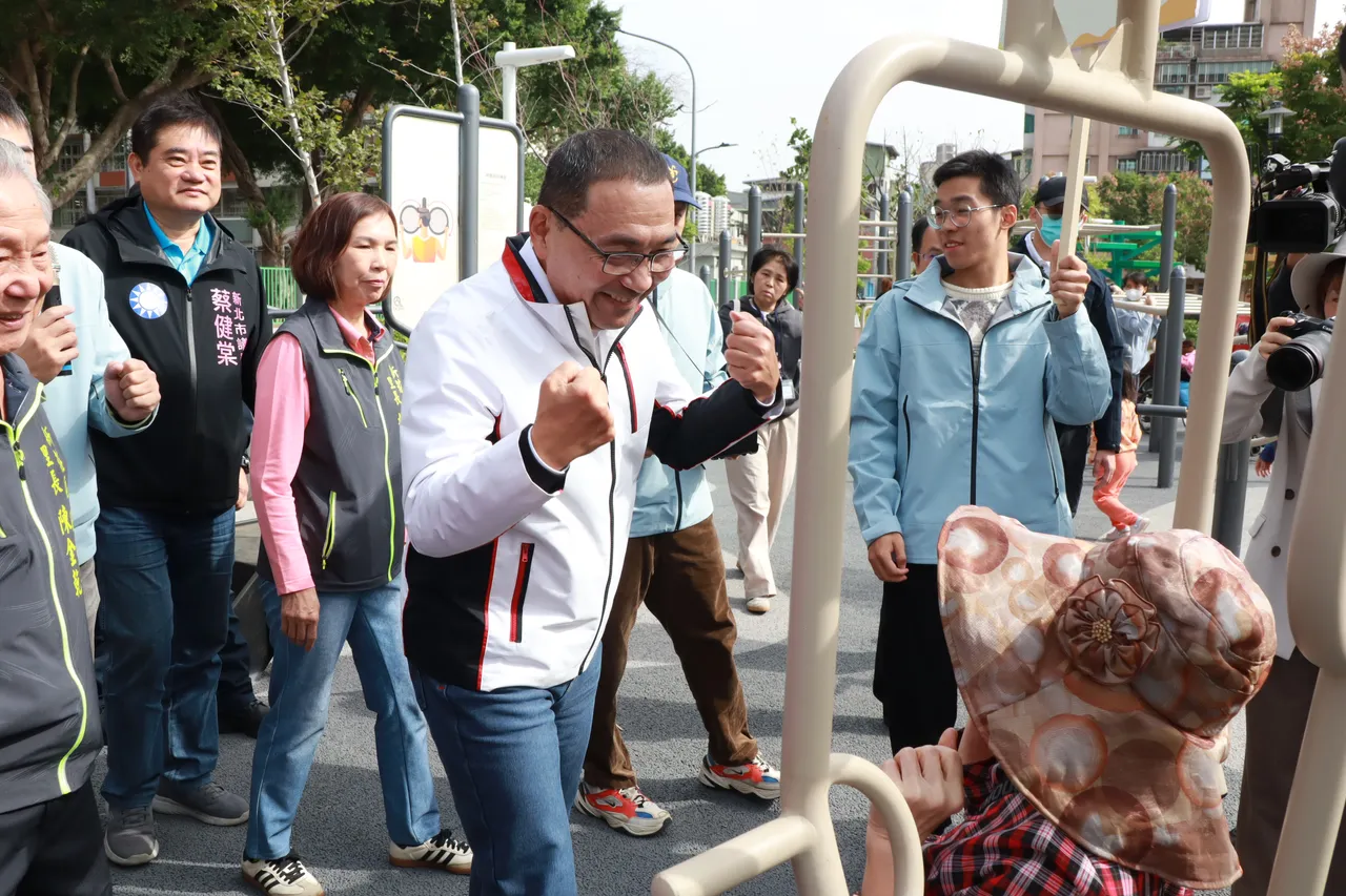 侯友宜與前來公園體驗的長輩一起同樂。工務局提供