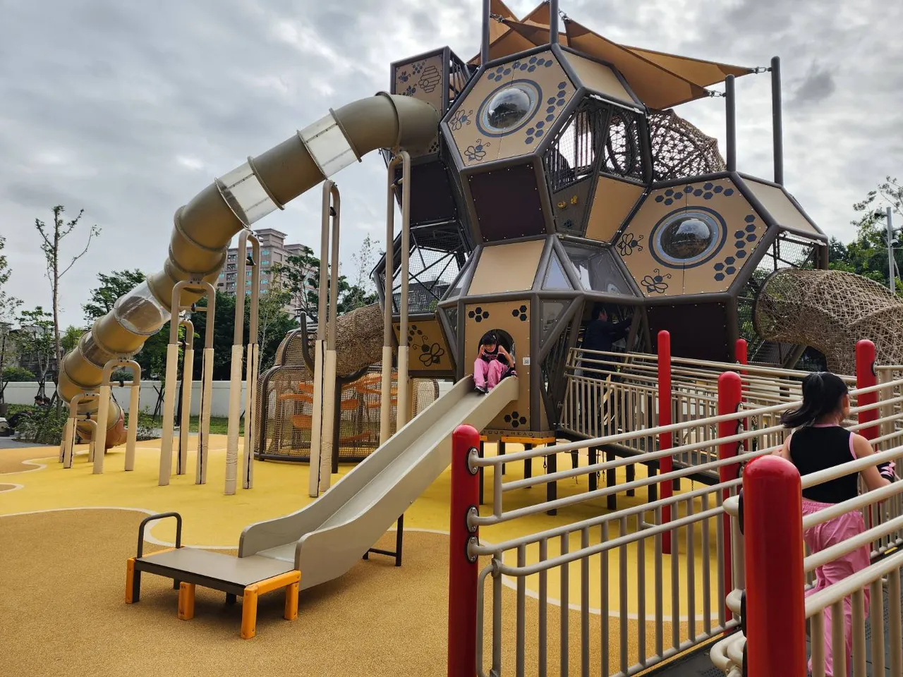 新莊區快樂公園今日啟用，蜂巢遊戲塔造型別具特色，吸引不少小朋友體驗冒險。工務局提供