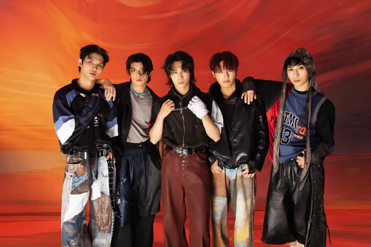 FEniX（左起浦洋、峻廷、MAX、承隆、家齊）第三張專輯《參》正式啟動。華納音樂提供