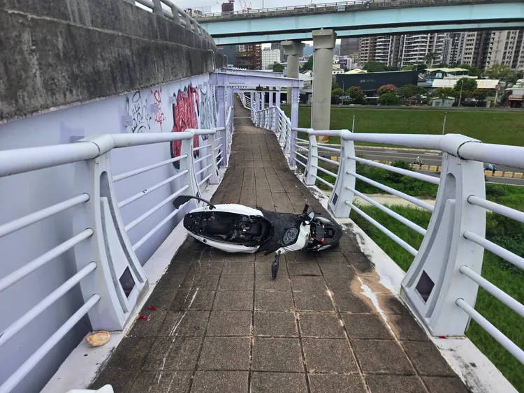 曾男所騎乘機車掉落至一旁自行車斜坡道。翻攝畫面