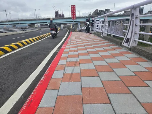 三重新北大橋機車道死亡車禍！　男騎士自撞護欄頭部重創送醫不治