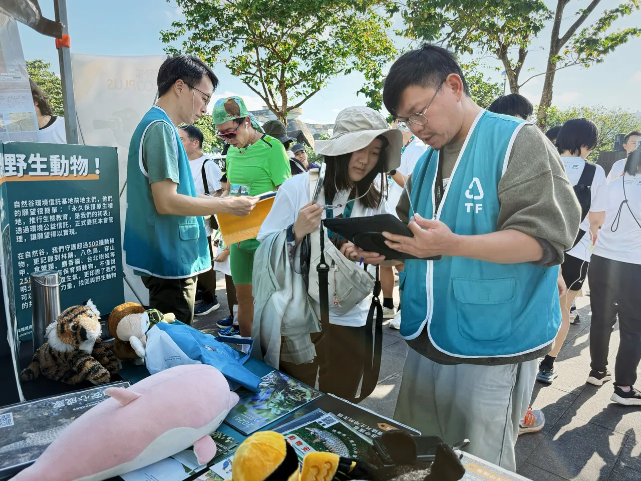 现场集结了多个保育团体设立摊位，使保育观念自然地融入民众生活。馆方提供