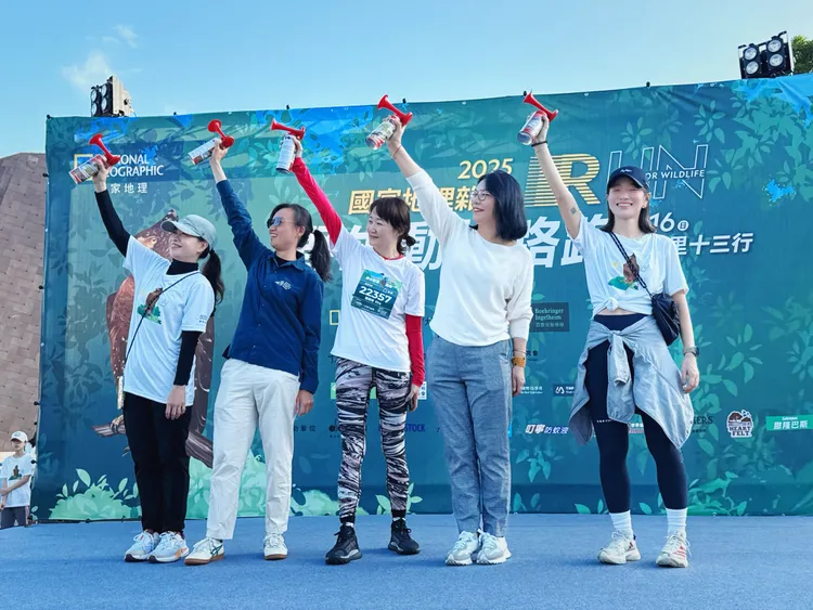 活動貴賓共同為跑者鳴槍。館方提供