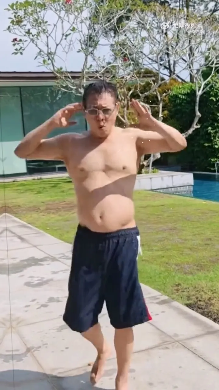 李连杰游泳前热身，皮肤光滑没有手术疤痕。翻摄李连杰微博