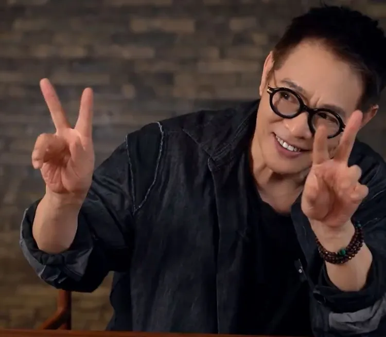 李连杰说内心自在，人会变得年轻。翻摄李连杰微博