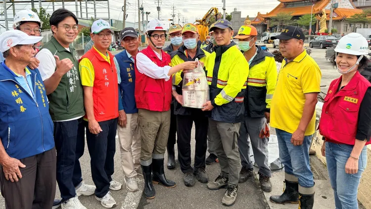 陈其迈视察永安区道路清疏工作，准备饮品慰劳清洁队员，感谢大家在台风坚守岗位。翻摄画面