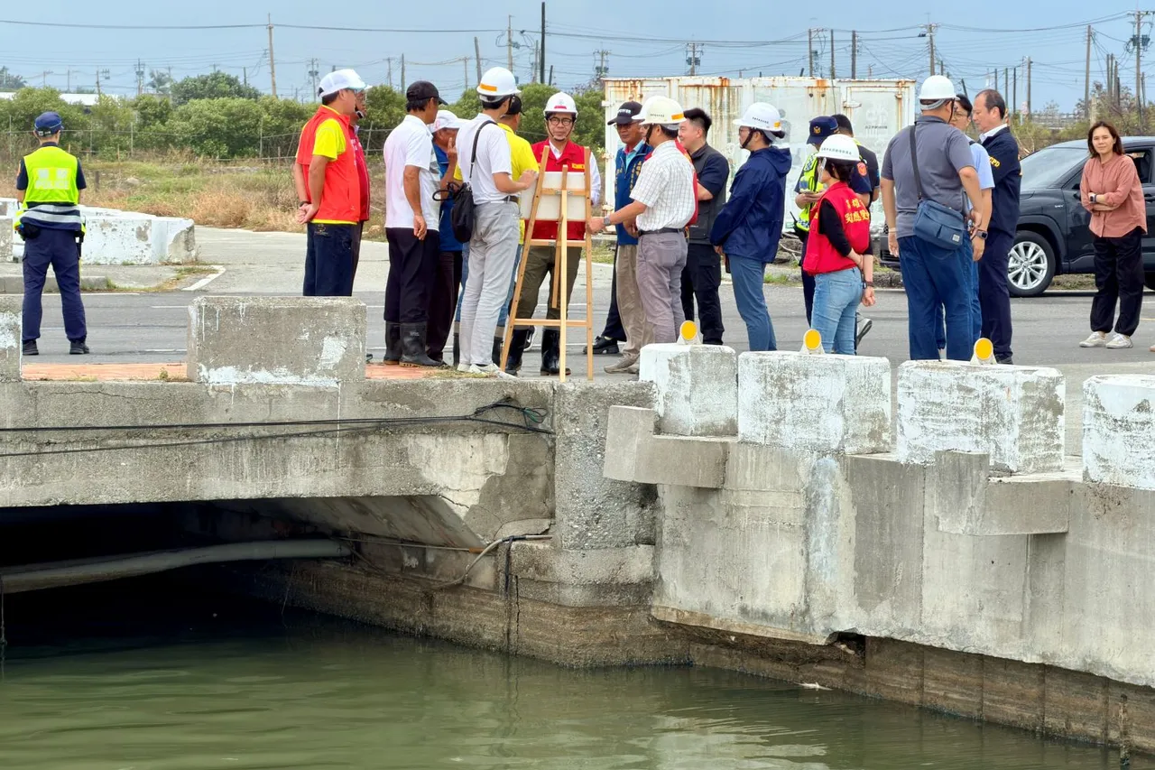 陈其迈市长上午前往永安北沟排水系统视察，并检视护岸整治成果与抽水设备整备情形。翻摄画面