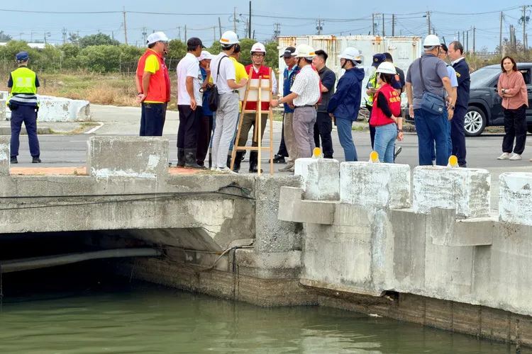 陳其邁市長上午前往永安北溝排水系統視察，並檢視護岸整治成果與抽水設備整備情形。翻攝畫面
