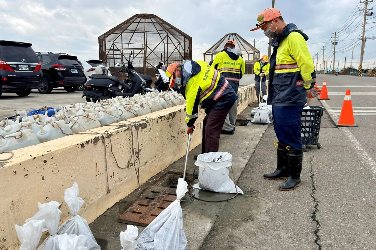 清洁队员把握时间加强道路沟渠清疏，确保泄水孔与侧沟畅通。翻摄画面
