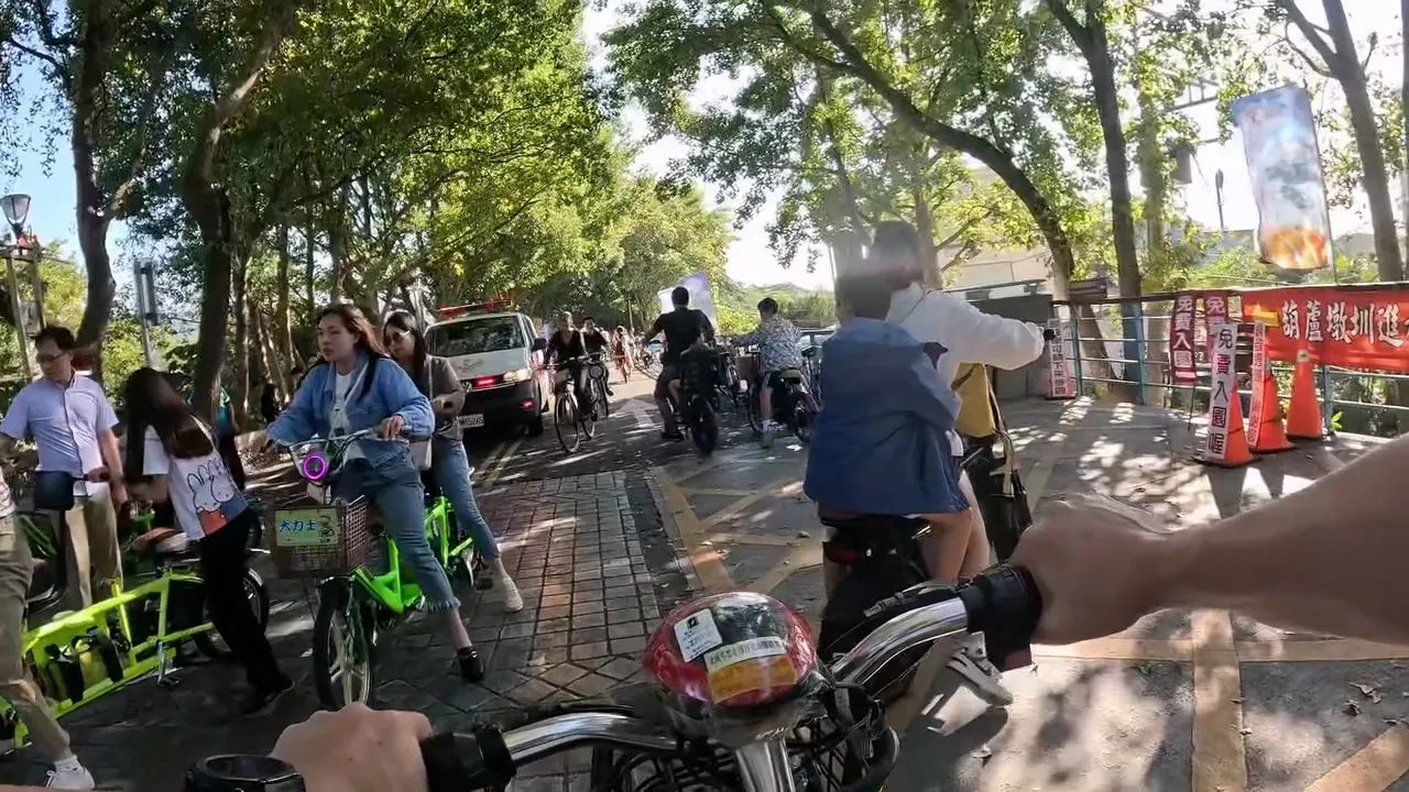 救护车被大批游客及自行车阻挡，徐浩恩医师主动协助交管。翻摄徐浩恩脸书