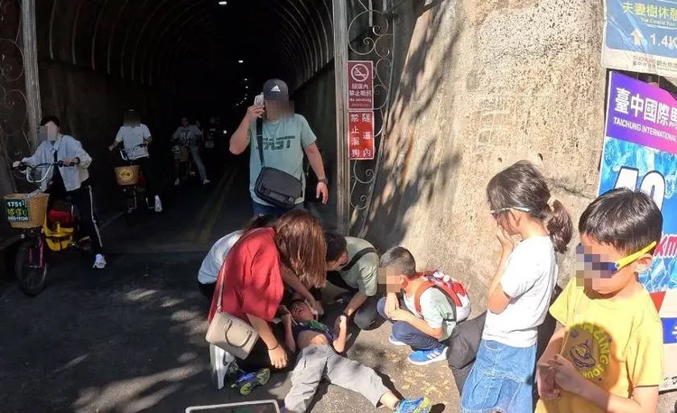 男童在后豐鐵馬道九號隧道口被腳踏車撞傷倒地。翻攝徐浩恩臉書