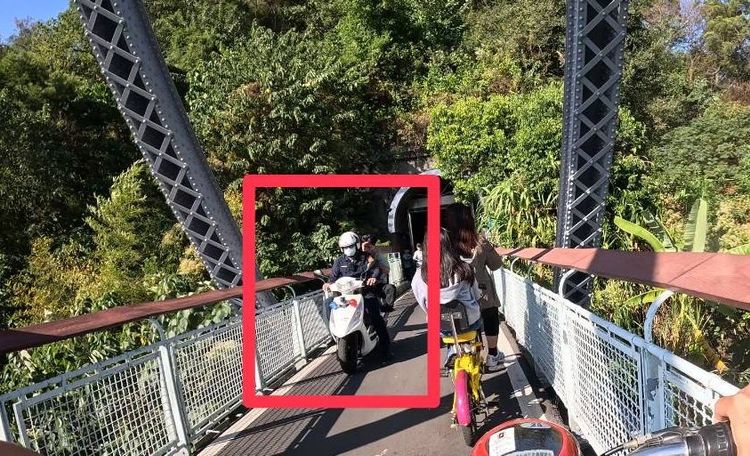 台中后豐鐵馬道男童被撞重傷　救護車進不去！警騎車載過鐵橋救人