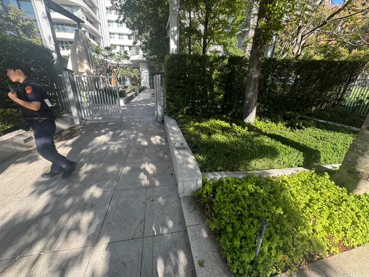 豪宅後門花圃鄰近林口知名KTV，先前曾發生過砸車、開槍的暴力案件。翻攝畫面