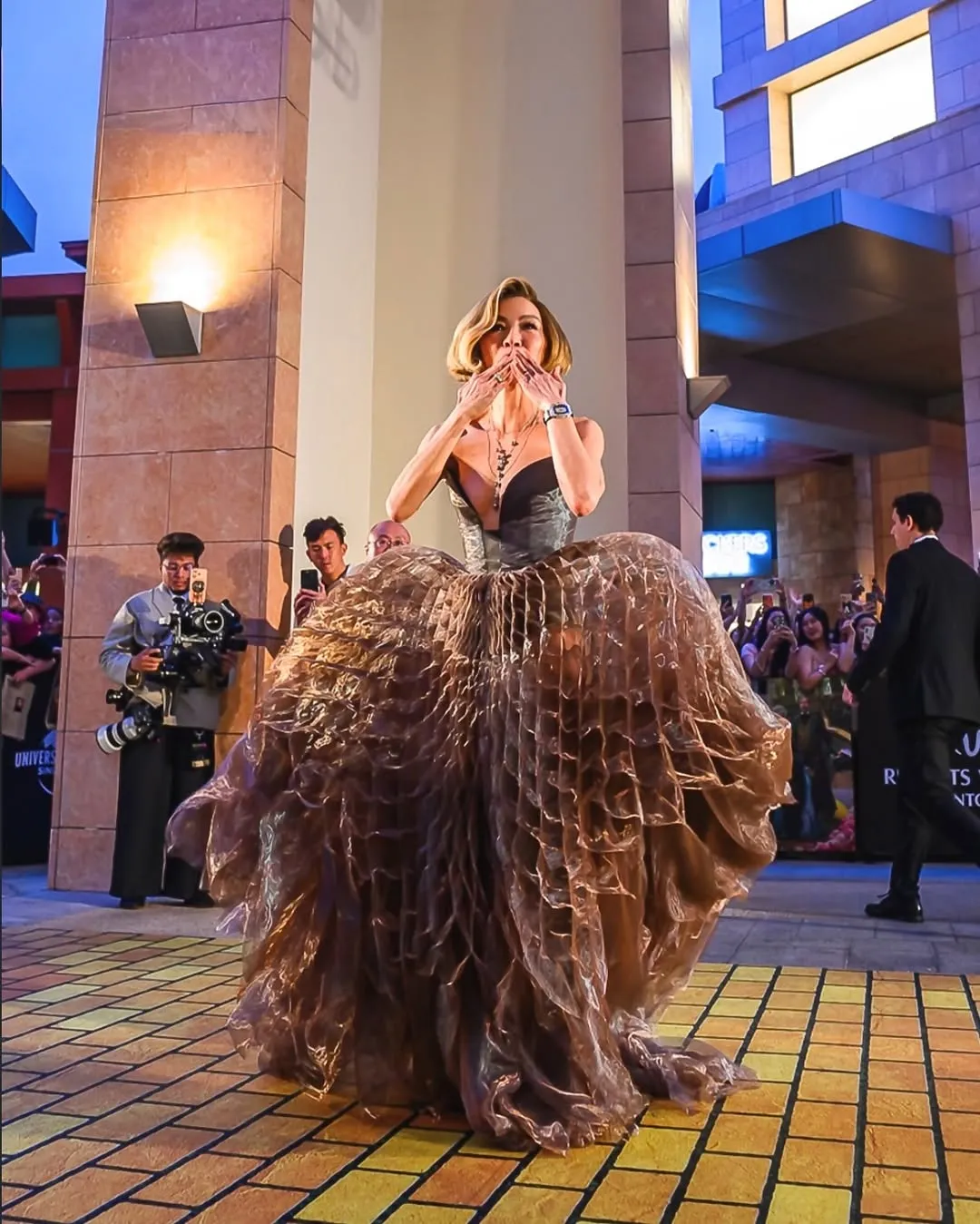 亚洲网友看到这套礼服全部大歪楼，因为乍看实在很像卤透的牛肚。翻摄IG