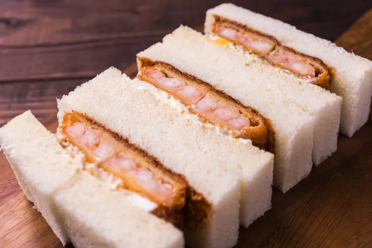 東京銀座「Ginza Sand」為此次客座活動特別研發出「波士頓龍蝦塔塔三明治」，將整塊龍蝦以龍蝦高湯燉煮入味後，油炸成金黃酥香的龍蝦餅，搭配特製塔塔醬享用，清新爽口、盡現奢華海味，每份售價980元。台北晶華提供