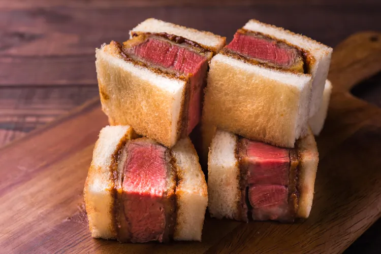 主廚精選日本A5和牛製成的「A5和牛菲力三明治」是日本店內人氣品項之一，口感外酥內嫩、肉汁鮮甜飽滿，佐以自製牛肉汁提味，襯托和牛鮮美豐腴的滋味，每份售價980元。台北晶華提供