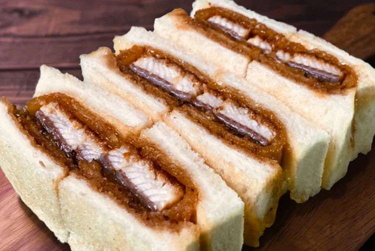 香氣濃郁的「蒲燒鰻秘制美乃滋三明治」是饕客不容錯過的經典口味，主廚將蒲燒鰻裹上薄脆麵衣高溫油炸，搭配特製美乃滋與山椒粉一同享用，滋味更加豐富。台北晶華提供