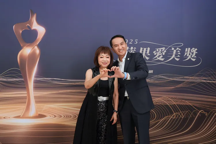 夏姿王太（左）與愛爾麗集團總裁常如山（右）合影。攝影中心攝