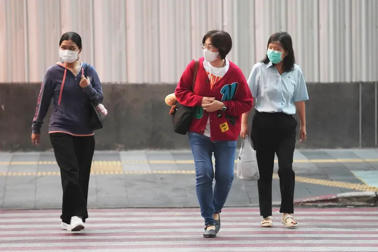 曼谷街上行人。美联社