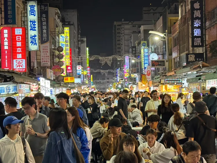 六合夜市擠得水洩不通。翻攝畫面