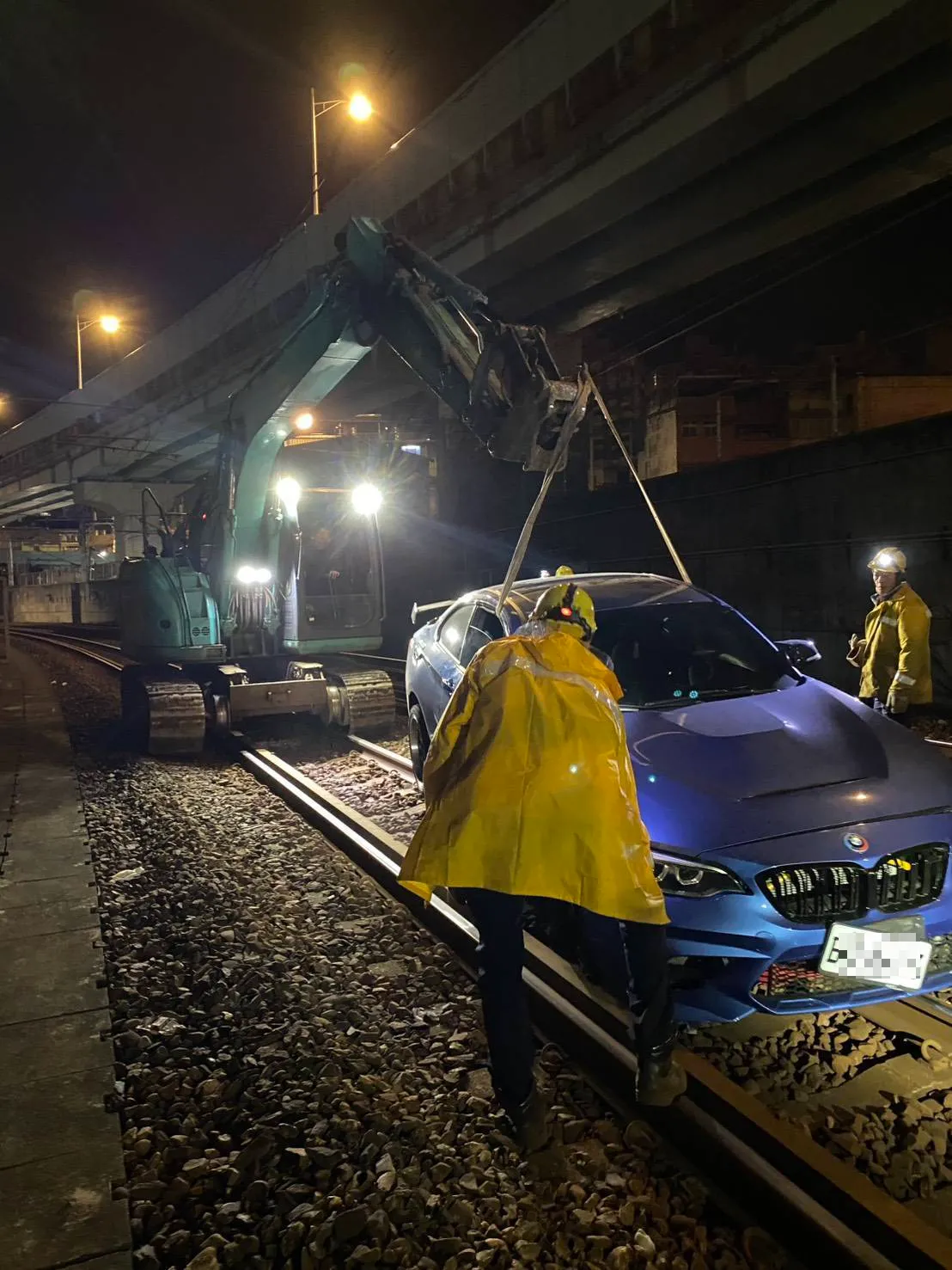 台铁获报后立刻派员将受困的BMW轿车移除。翻摄照片