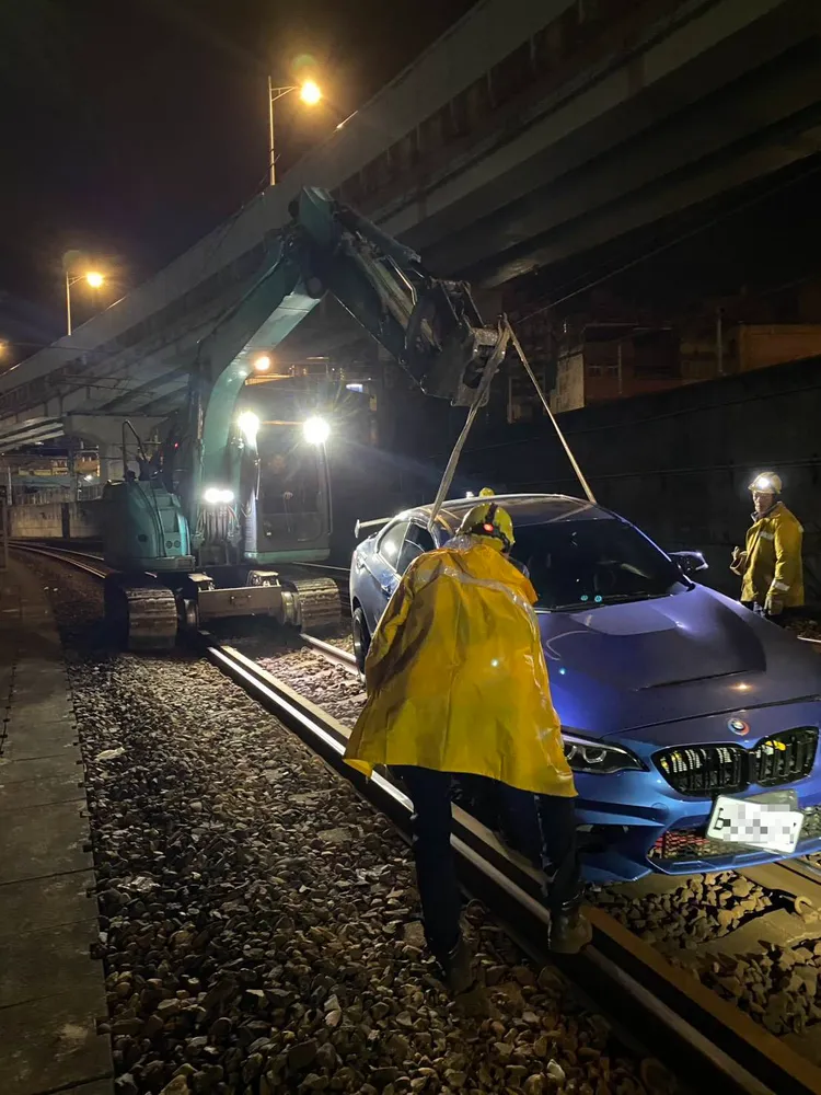 台鐵獲報後立刻派員將受困的BMW轎車移除。翻攝照片