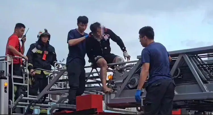 警消赶抵后利用云梯车将黄男救下屋顶。翻摄照片