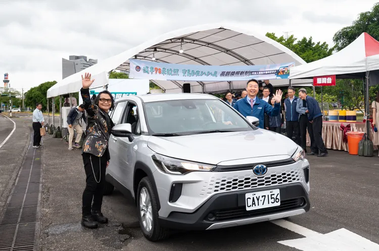 交通部長陳世凱（右）與宣導代言人沈文程出席活動。公路局提供