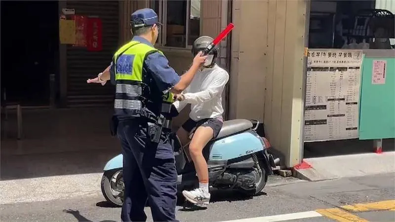屏东县警局10日启动「未戴安全帽」及「闯红灯」违规取缔专案。翻摄画面