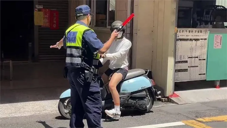 屏東縣警局10日啟動「未戴安全帽」及「闖紅燈」違規取締專案。翻攝畫面