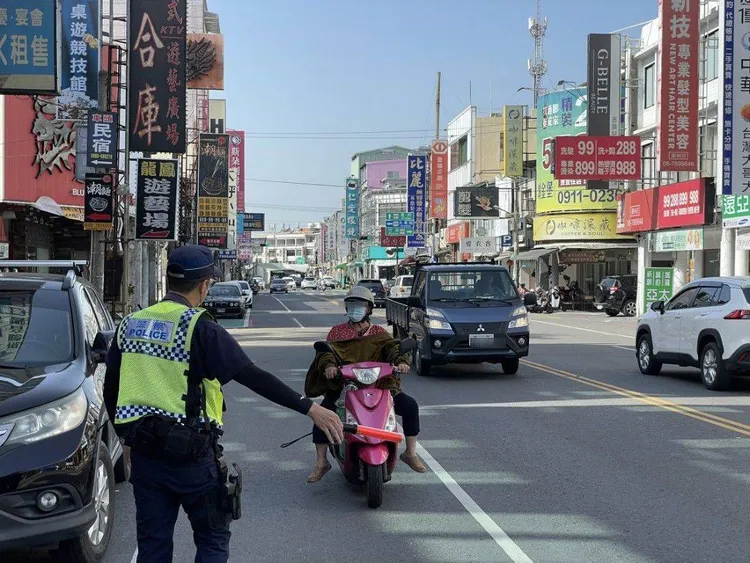 屏東縣警局10日啟動「未戴安全帽」及「闖紅燈」違規取締專案。翻攝畫面