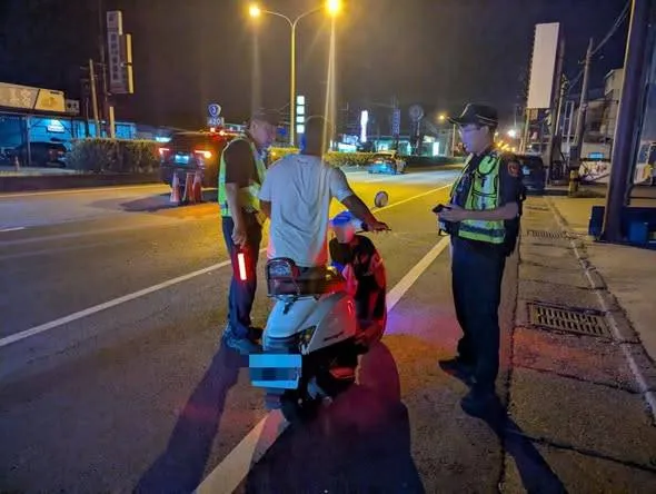 屏东县警局10日启动「未戴安全帽」及「闯红灯」违规取缔专案。翻摄画面