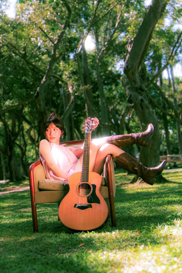 主打單曲《Mary Jane》以磨腳的瑪莉珍鞋來比喻不合適的戀情。Maderlin Weng提供