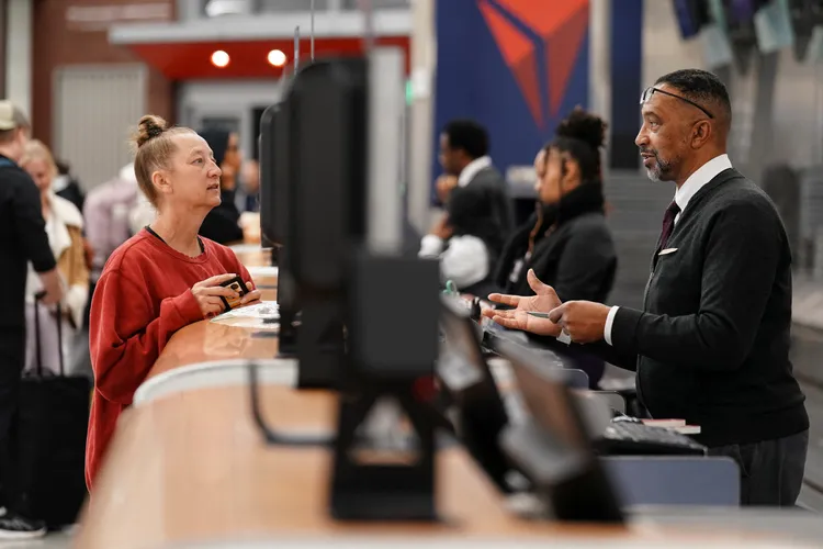 亚特兰大机场报到柜台。路透