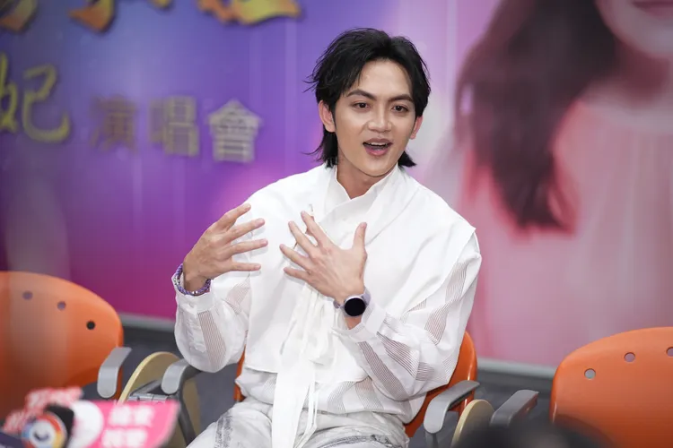 郭忠祐还原昨天录影情况。彭欣伟摄