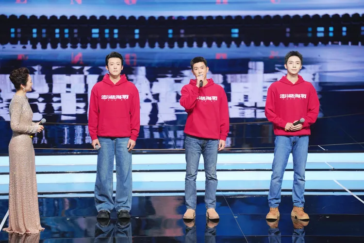 2025金雞百花電影節昨在廈門開幕，《澎湖海戰》獲選開幕特別推薦影片，演員羅一舟（右起）、杜江、侯雯元上台致詞。翻攝金雞百花電影節微博