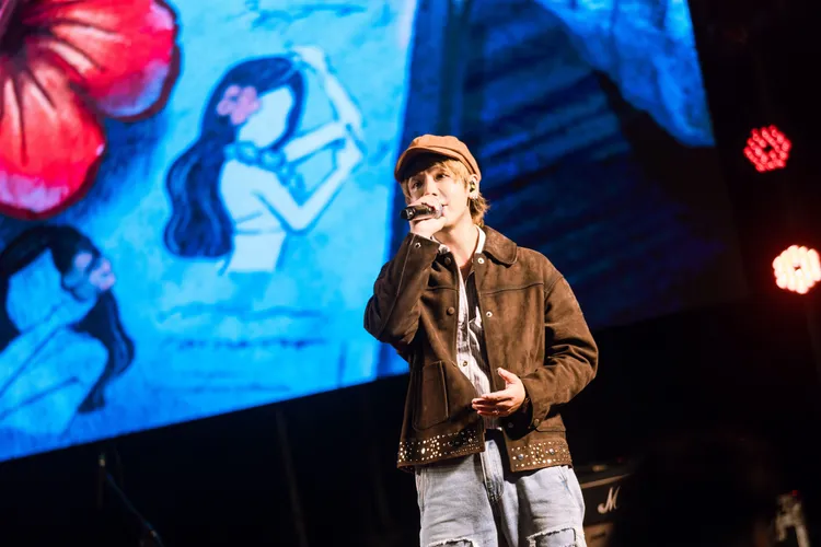 鼓鼓。相信音樂提供