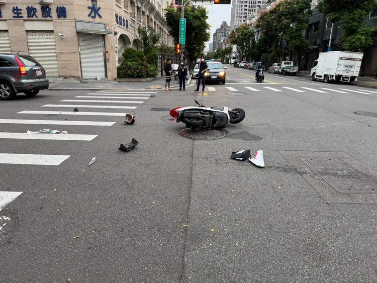刘姓女子骑机车上班途中被撞，机车零件散落，刘女送医不治。民众提供