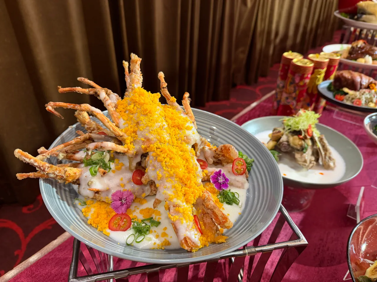 西餐廳特別推出南洋料理主題，有新加坡節慶常見的「金沙奶油龍蝦」等。莊偉祺攝