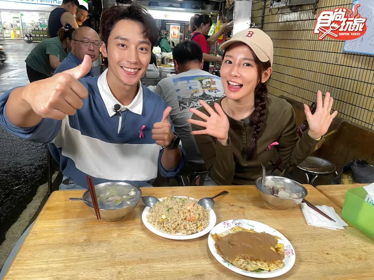 卞慶華（左）、林莎在新莊品嘗當地人氣蛋炒飯。TVBS提供