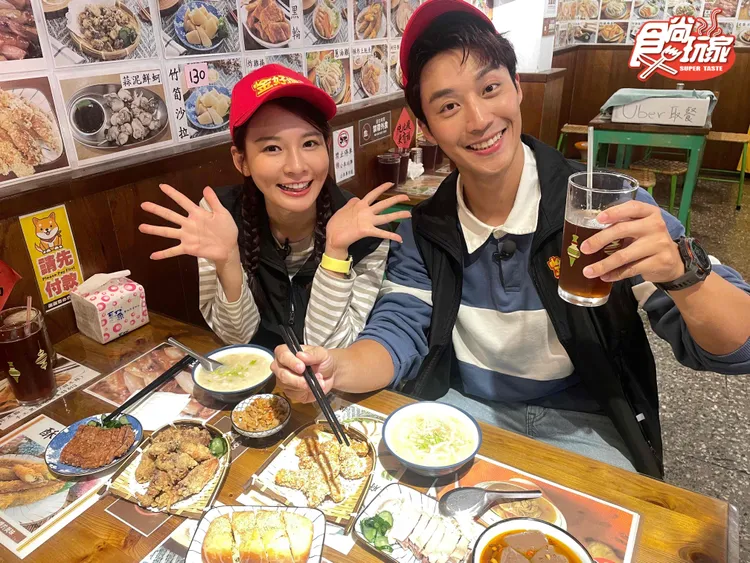 3. 林莎（左）、卞慶華在中和品嘗在地人氣鹹粥。TVBS提供