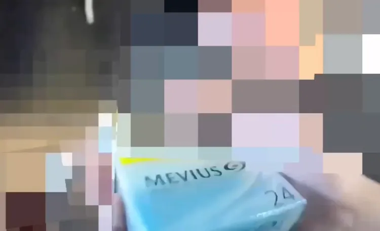 嫌犯主動交付菸盒，內部藏有K他命粉末的吸管，人贓俱獲。翻攝畫面