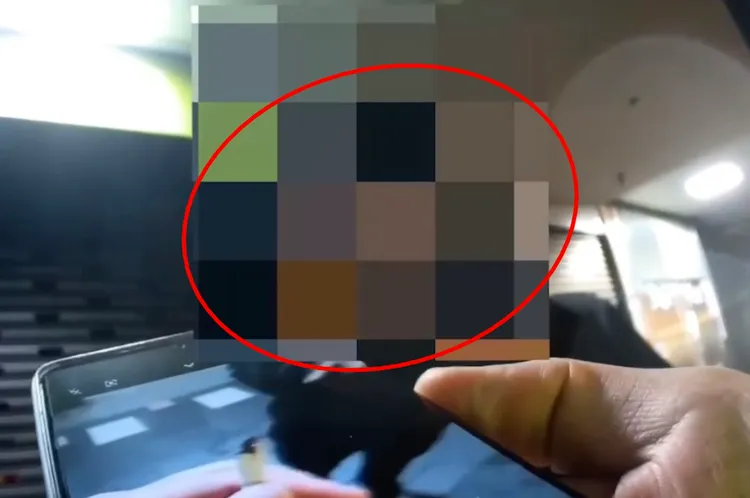 男子將機車違規停在騎樓，利用夜色掩護抽起K菸，空氣中瀰漫塑膠臭味散不去，被警方逮個正著。翻攝畫面