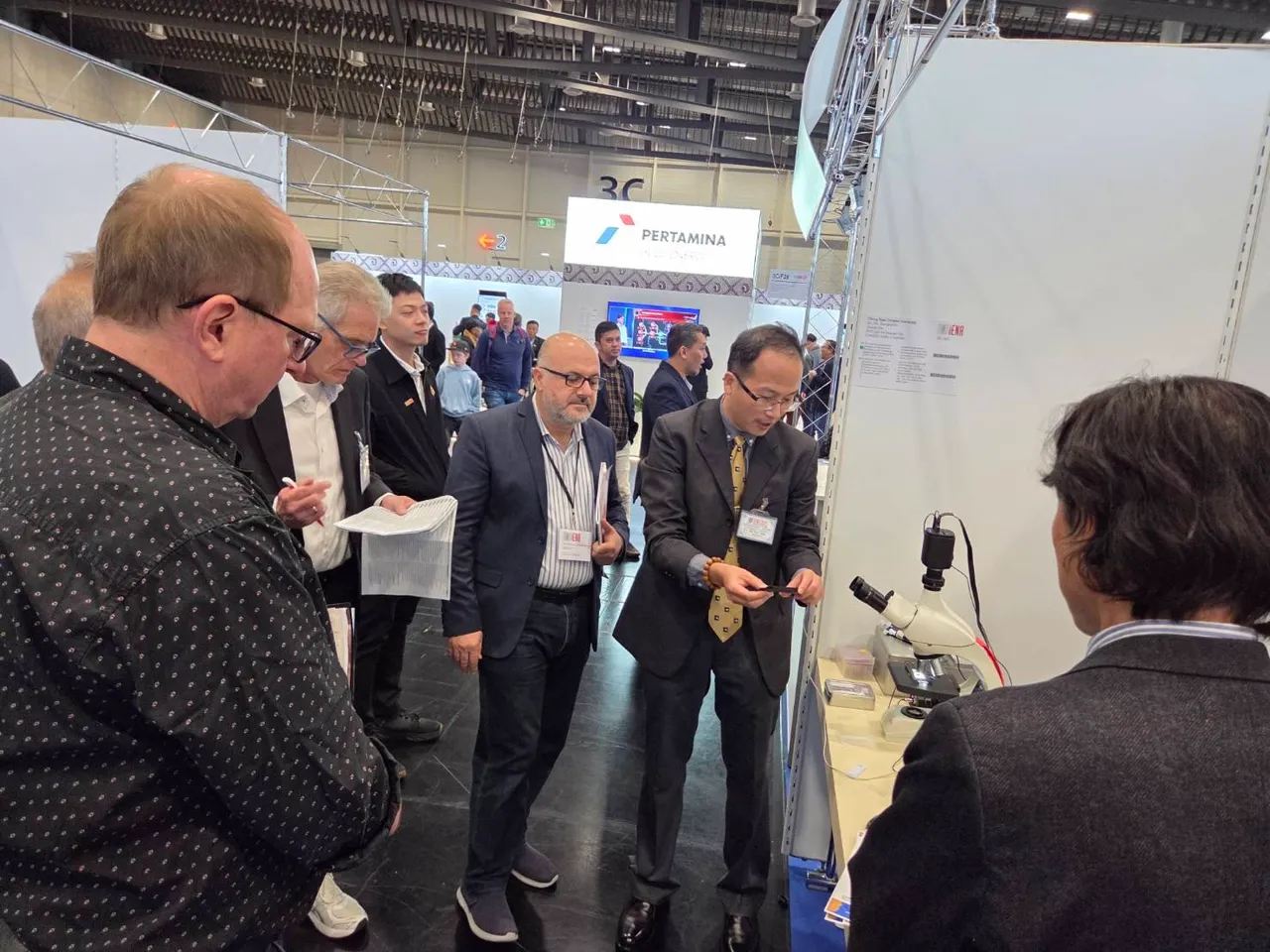 林政鞍介绍可视化奈米显微镜。中原大学提供