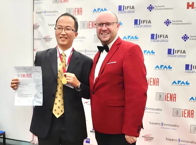 中原大学医工系教授林政鞍以「可视化奈米显微镜」在纽伦堡发明展中摘金。中原大学提供